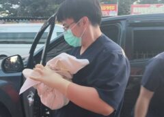 ระทึก สาวอั้นไม่ไหว คลอดลูกบนรถ กู้ภัยรุดช่วยปลอดภัยทั้งแม่-ลูก ด้านชาวบ้านแห่ส่องทะเบียนหวังเสี่ยงโชค