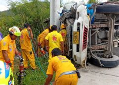 ระทึก รถพ่วงหกล้อเบรคแตกแหกโค้งพุ่งชนยับ4คันคนขับ เสียชีวิตคาที่
