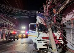 เกิดเหตุรถบรรทุกเทรเลอร์เสียหลักชนอัดก็อปปี้เสาไฟฟ้าแรงสูงส่งผลให้ไฟฟ้าในชุมชนห้วยเล็กแหลมฉบังดับเกือบทั้งชุมชน