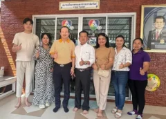 ชนะพล คลังรุ่งเรือง นายกสมาคมการค้าไทย-เหลียวหนิง นำกระเช้าของขวัญมามอบให้ ณพล บริบูรณ์-นภชนก เหมือนนามอญ เนื่องในเทศกาลตรุษจีนหรือวันขึ้นปีใหม่จีน