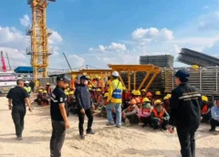 จัดหางานชลบุรี สนธิกำลังบุกปิดล้อม 2 ไซต์งานยักษ์ แรงงานนับร้อยวงแตกหนีกระเจิง รวบ ‘จีน-เมียนมา’ เถื่อนซุกโรงงาน จ่อฟันนายจ้างซ้ำ ลั่นล้างบางต่อเนื่อง