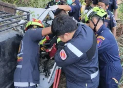 กล้องหน้ารถบันทึกภาพเหตุการณ์ รถเก๋งหักหลบพุ่งเฉี่ยวชนรถยนต์ก่อนลงข้างทางมีผู้ได้รับบาดเจ็บสาหัส