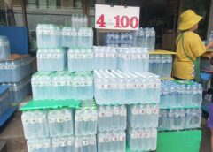 น้ำดื่ม ปรับขึ้นราคาแพ็คละ 5 บาท เหตุต้นทุนแพงขึ้น จากทั้งราคาน้ำมัน ค่าขนส่ง และเม็ดพลาสติกที่ใช้เป็นวัตถุดิบผลิตขวด แม่ค้าโอด สุดเงียบเหงา วอนนายกฯ เร่งแก้ไขปัญหา