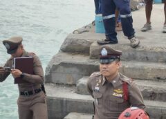 หนุ่มใหญ่ ขับรถพ่วง 18 ล้อพุ่งชนแท่งแบริเออร์ ก่อนร่างกระเด็นลงทะเล เสียชีวิตคาที่