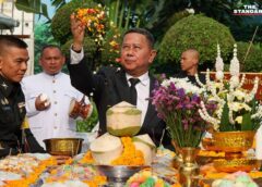 รมว.กลาโหมทำพิธีบวงสรวงศาลหลักเมือง ครบรอบ 244 ปี ชี้ปมย้ายแม่ทัพภาคที่ 4 เคลียร์แล้ว ไม่ปักใจเชื่อกัมพูชาบอกไม่ได้ตัดเชือกธงชาติ