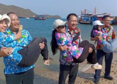 นักท่องเที่ยวทั้งชาวไทย และต่างชาติแห่ร่วมงานสงกรานต์อุ้มสาวลงน้ำ เกาะขามใหญ่ อำเภอเกาะสีชัง จำนวนมาก เพื่อสืบสานประเพณีอันเก่าแก่ของชุมชนท้องถิ่น