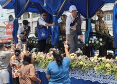 นักท่องเที่ยวทั้งชาวไทย และต่างชาติแห่ร่วมงานสงกรานต์อุ้มสาวลงน้ำ เกาะขามใหญ่ อำเภอเกาะสีชัง จำนวนมาก เพื่อสืบสานประเพณีอันเก่าแก่ของชุมชนท้องถิ่น