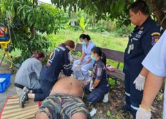 เจ้าหน้าที่รุดเข้าช่วยเหลือผู้ป่วยโรคอ้วนกว่า 200 กิโล วูดหมดสติปลุกไม่ตื่น ขึ้นรถสไลด์หามส่งโรงพยาบาลอย่างเร่งด่วน