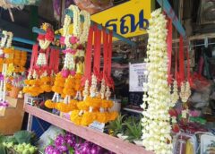 ดอกมะลิศรีราชา ราคาพุ่งสูงปี๊ด กก.ละ 1000 บาท แพงกว่าสงกรานต์ปีก่อน ผลกระทบจากราคาน้ำมัน