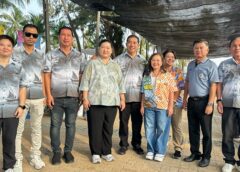 วันไหลบางแสนคึกคัก สนธยา สุกุมล อดีต รมว.กระทรวงวัฒนธรรมรดน้ำขอพรผู้สูงอายุ ณพล บริบูรณ์-นภชนก เหมือนนามอญ พร้อมด้วยข้าราชการ นักการเมืองร่วมงานกันอย่างพร้อมเพรียง