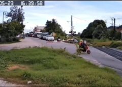 เผยคลิปอันตราย เจ้าหน้าที่รถไฟฯ เตือนขับรถผ่านจุดตัดทางรถไฟ แนะหยุดก่อนข้าม ปฏิบัติตามกฎจราจร ลดความเร็ว-หยุดรถห่าง5เมตร เพื่อความปลอดภัย