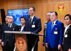 “พล.ต.ท.บุญจันทร์” นำทีมแถลงกรณีตรวจพบเครือข่ายอาชญากรรมข้ามชาติที่มีพฤติการณ์ฟอกคน-ฟอกเงิน นำสู่การกลืนชาติ ชี้เป็นปัญหาความมั่นคงที่รัฐบาลต้องเร่งดำเนินการเพื่อกำจัดบุคคลที่เป็นภัยออกไปจากประเทศ